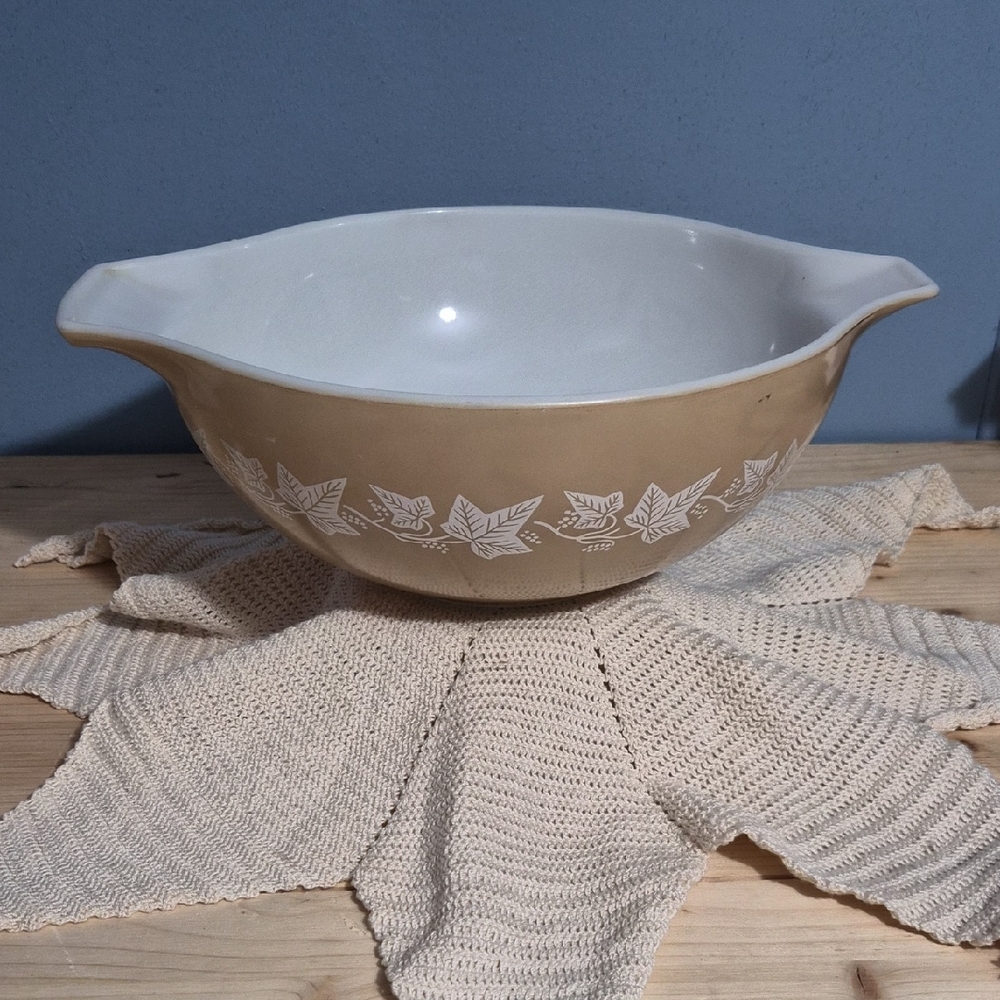 Vintage Sandalwood Pyrex Cinderella Bowl #444